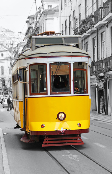 Vieux tramway jaune à Lisbonne
 - Photo, image