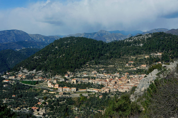 Village of Peille a francia megyében Alpes Maritimes kilátás a magasból - Fotó, kép
