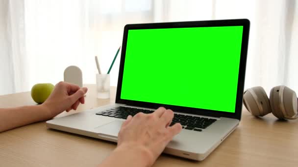 Γυναικεία χέρια στο touchpad σε φορητό υπολογιστή με - Πλάνα, βίντεο
