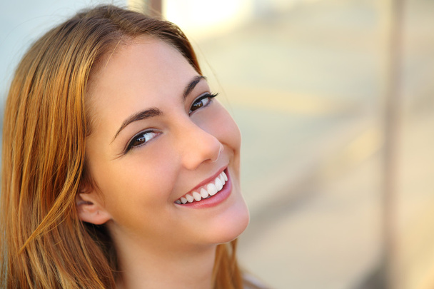 Beautiful woman with a perfect white smile and smooth skin - Foto, imagen