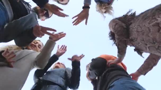 Grupo de amigos de pé em círculo
 - Filmagem, Vídeo