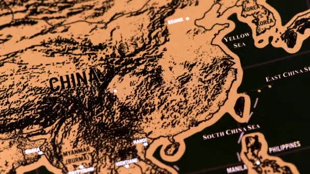 Ein-Dollar-Goldmünze dreht sich auf Blogger Scratch Travel Map ach China - Filmmaterial, Video