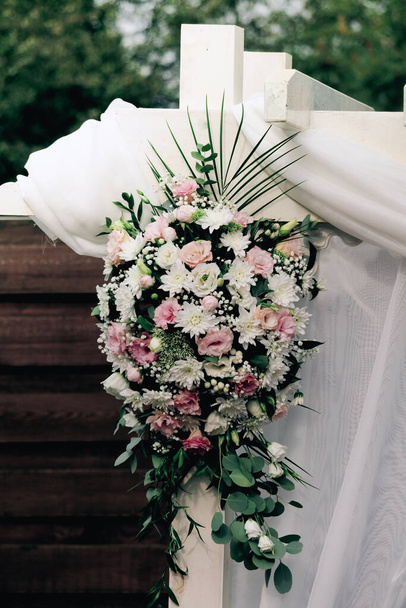 結婚式の装飾、結婚式のアーチ、素敵な花の装飾と結婚式のアーチ。ソフトフォーカス. - 写真・画像