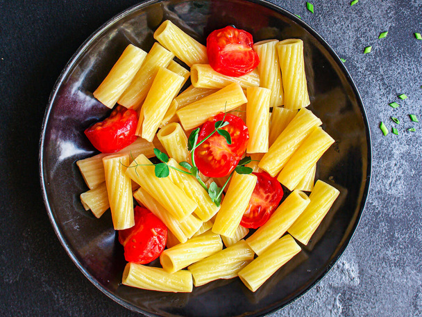 パスタトマトは健康的な食べ物を食べる準備ができてTortiglioniとトマトソース(イタリアのメインコースMaccheroni, Rigatoni)メニューコンセプト.食べ物の背景。最上階だ。テキストのコピースペース - 写真・画像