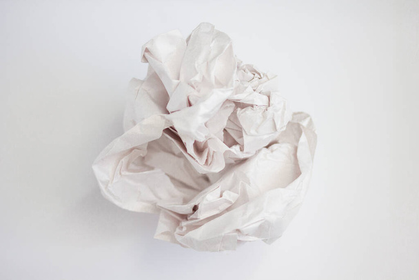 verkreukeld velletje papier op een witte achtergrond - Foto, afbeelding