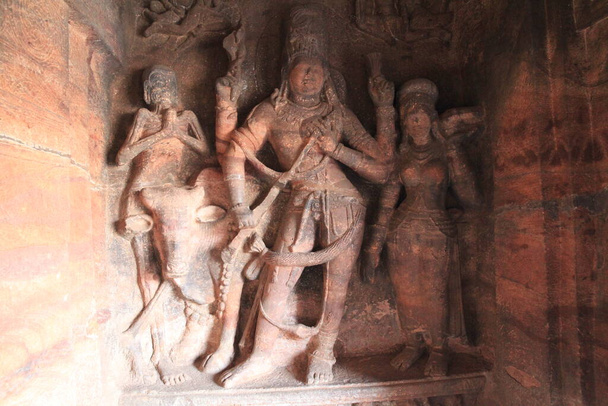 Hindu, Jain ve Budist mağara tapınaklarındaki taş heykeller Badami, Karnataka, Güney Hindistan 'da. Mağaralar, erken dönem Chalukya hanedanlıklarından (M.S. VI.). - Fotoğraf, Görsel