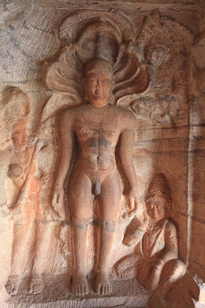 Kamienne rzeźby w hinduskich, jain i buddyjskich świątyniach jaskini w Badami, Karnataka, południowe Indie. Jaskinie są uważane za przykład architektury świątyni jaskini z wczesnych dynastii Chalukya (VI wiek n.e.)). - Zdjęcie, obraz