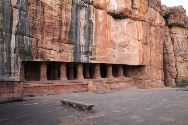 Badami grot tempels - Hindoe, Jain en boeddhistische grot tempels in de buurt van de stad Badami, Karnataka, Zuid-India.Grotten worden beschouwd als een voorbeeld van grot tempel architectuur uit de vroege Chalukya dynastieën (VI eeuw AD). - Foto, afbeelding