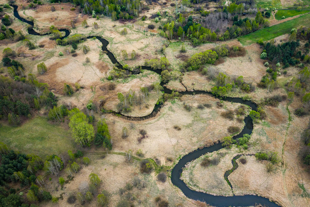 Αεροφωτογραφία του ποταμού Γουόρτα με πολλούς μαιάνδρους. Περιοχή Jura κοντά στην Czestochowa. Σιλεσίας Βοεβοδάτο. Πολωνία.  - Φωτογραφία, εικόνα