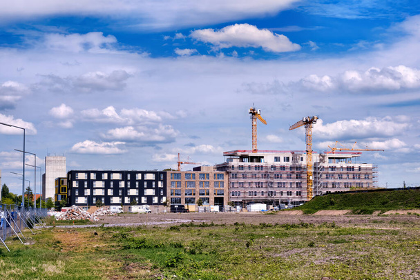 Grúas en un sitio de construcción para un gran edificio bajo un cielo nublado en Karlsruhe, Alemania
 - Foto, Imagen