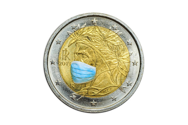 Italská dvoueurová mince s chirurgickou maskou - Fotografie, Obrázek