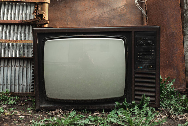 Antiguo televisor en el pueblo
. - Foto, Imagen