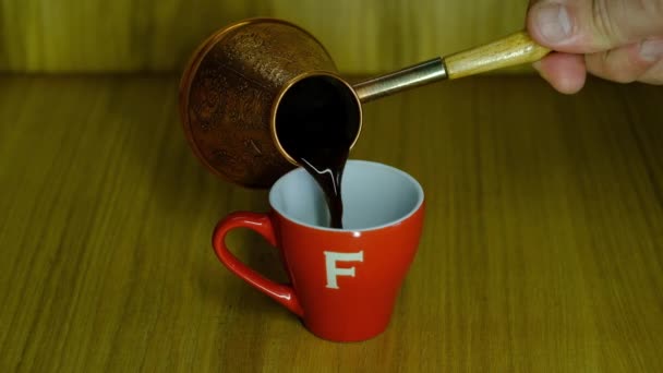 piros csésze kávé az asztalon - Felvétel, videó