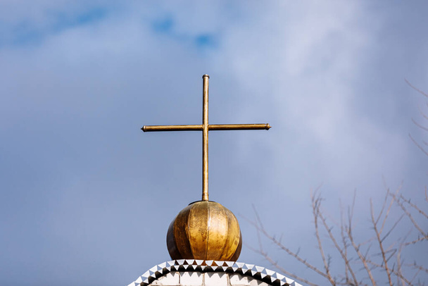 Ορθόδοξη εκκλησία σταυρό σε φόντο του μπλε ουρανού με σύννεφα. Πάσχα. Χριστούγεννα. Θέση για κείμενο. Εικόνα φόντου. Θρησκεία. επιλεκτική εστίαση. - Φωτογραφία, εικόνα