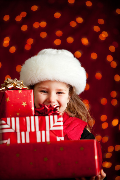 Navidad: Llevar una gran pila de regalos de Navidad
 - Foto, Imagen