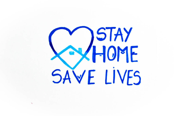 Bleiben Sie zu Hause und retten Sie Leben. Selbstisolierung und Quarantäne-Kampagne, um sich zu schützen und Leben zu retten. Handgeschriebene Pinselschrift. Freundliche und motivierende Botschaft - Foto, Bild