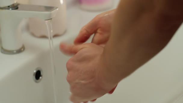 Ein Mann wäscht sich die Hände im Waschbecken - Filmmaterial, Video