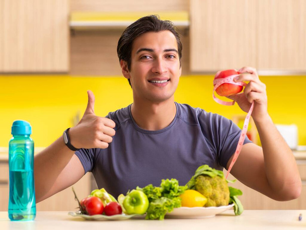 Młody człowiek w diecie i koncepcji zdrowego odżywiania - Zdjęcie, obraz