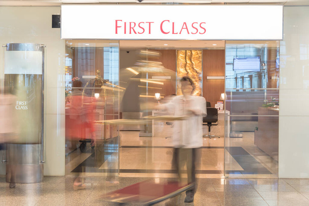 Нечіткий рух дверний чоловік і бортпровідник чекає біля входу в салон першого класу в азіатському аеропорту. - Фото, зображення