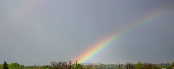 Arco-íris após chuva forte, chuvas no campo
. - Foto, Imagem