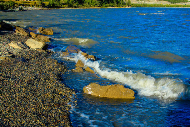 Волны краха на берегу озера. Lac de Arc. Альберта, Канада
. - Фото, изображение