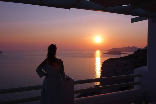 Silhouette di una donna al tramonto. Paradiso dell'isola
 - Foto, immagini