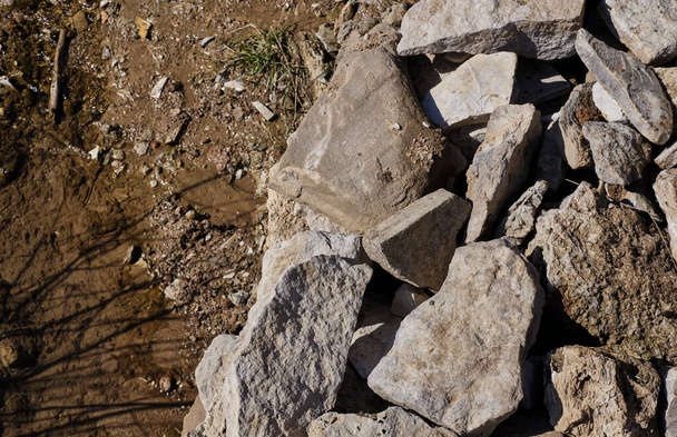 rocas grandes en un acantilado sobre el río
 - Foto, Imagen