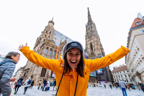 sonriente mujer feliz retrato delante de la catedral de Viena iglesia de San Esteban
 - Foto, Imagen
