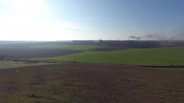 Vista aérea na paisagem do horizonte Planta antiga com tubo que fuma fumaça negra poluindo o meio ambiente - Filmagem, Vídeo