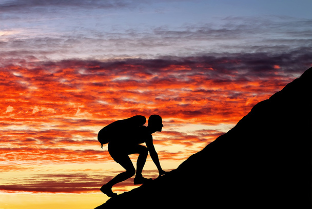 Silhouette d'un homme qui grimpe la montagne
 - Photo, image