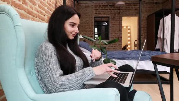 Женщина-фрилансер дистанционно работает дома на ноутбуке
 - Кадры, видео