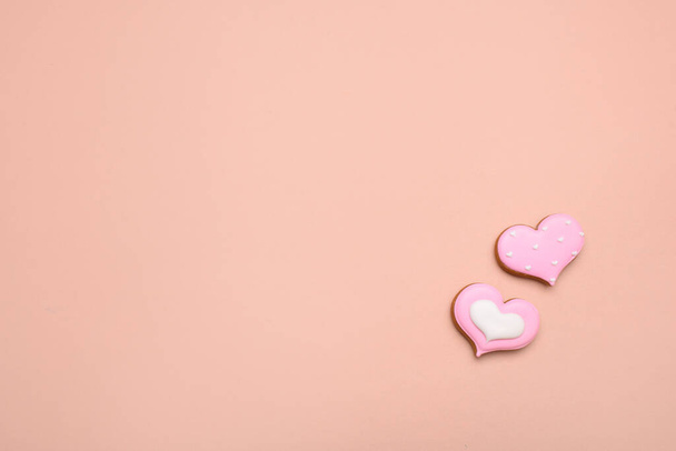 Beautiful gingerbread in the form of a heart of different sizes on a light background. Place for text - 写真・画像