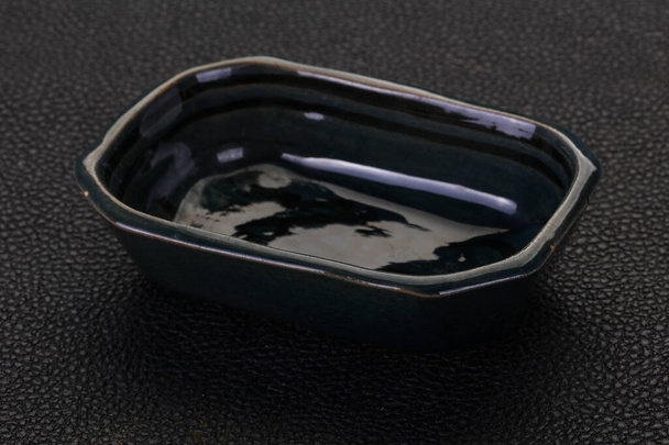 Cuenco de cerámica vacío sobre fondo negro
 - Foto, Imagen