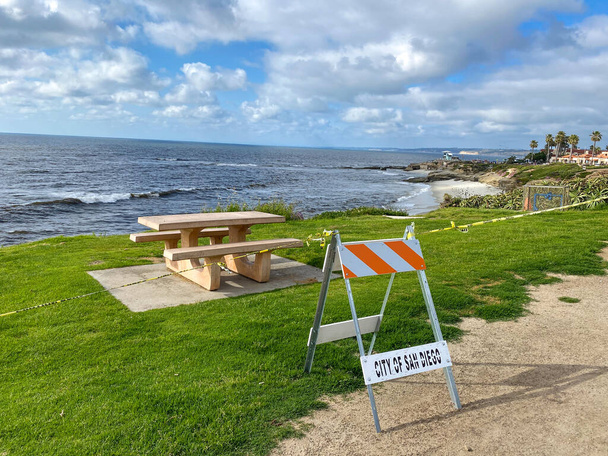 Spiaggia chiusa La Jolla con segnaletica informativa durante la pandemia del COVID-19
.  - Foto, immagini