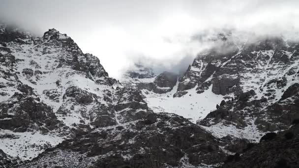 O Atlas marroquino no inverno com montanha cheia de neve e nuvens sobre ele. Alto ângulo, câmera lenta, HD
. - Filmagem, Vídeo
