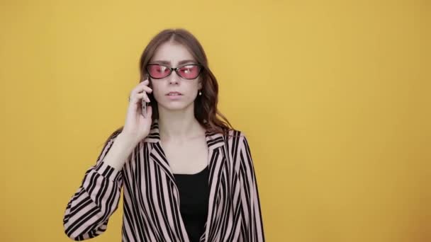 Upset meisje praten op de telefoon met Bad Mood, toont duim naar beneden - Video