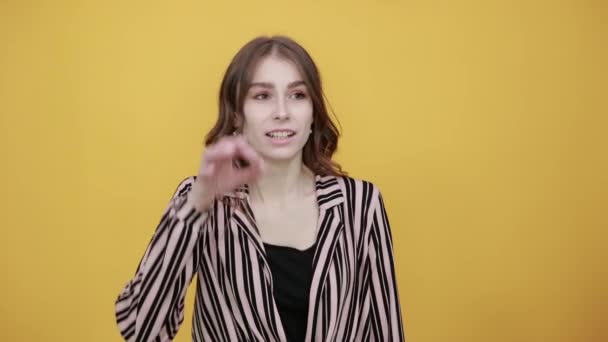 Choqué fille est surpris et fait le signe Ok avec la main à travers son oeil
 - Séquence, vidéo