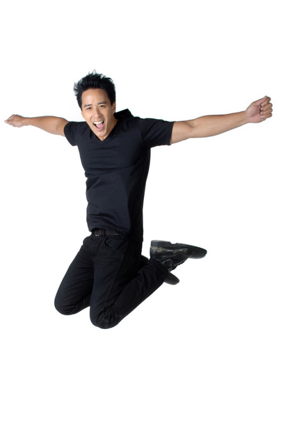 Sprung Mann schwarzes Hemd gesegnet isoliert - Foto, Bild