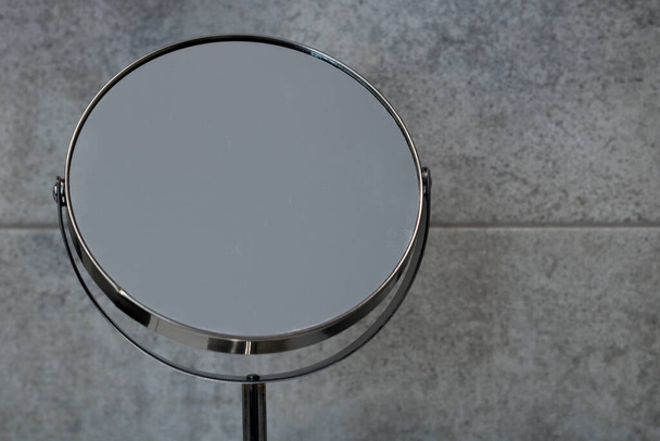 A round metal mirror for makeup - Foto, imagen