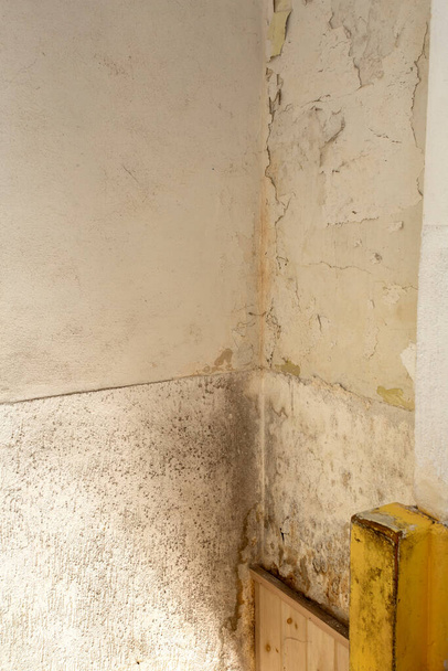 Wasser beschädigte Wand mit Schimmel und abblätternder Tapete schmutzig und rissig - Foto, Bild