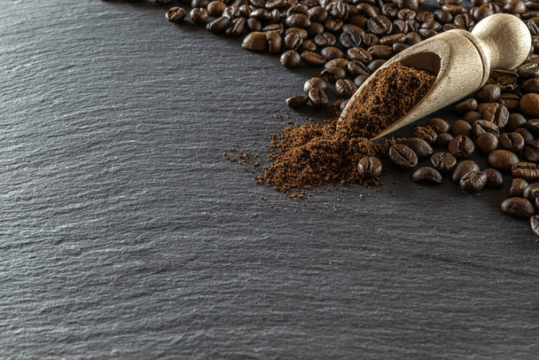Φαγητό, καφεΐνη. Σκούρα φασόλια καφέ για ένα φλιτζάνι μαύρο πρωινό espresso στο καφέ. Πρωινή έννοια της ενέργειας και ευθυμία ή βραδινό αναψυκτικό. Μακρο φωτογραφία, απαλή εστίαση - Φωτογραφία, εικόνα