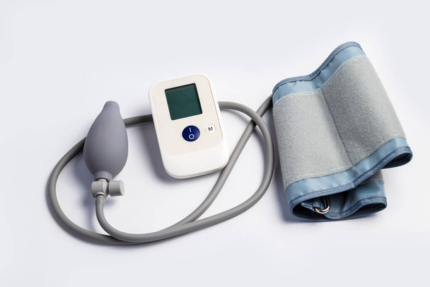 Un esfigmomanómetro es un dispositivo utilizado para medir la presión arterial. Sobre fondo blanco. Primer plano
. - Foto, Imagen