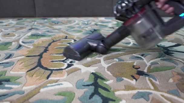 Sluiten van draagbare vacuümkop zuigen stof en vuil uit tapijt vloer. Langzame beweging. - Video