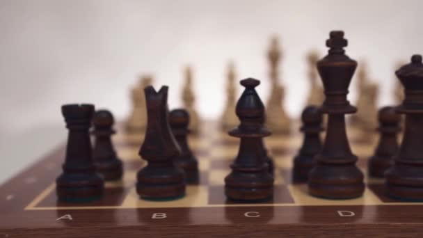 Sakk-matt. A fehér királynő legyőzi a fekete királyt. Sakktábla klasszikus fadarabokkal. Vége a játéknak.. - Felvétel, videó