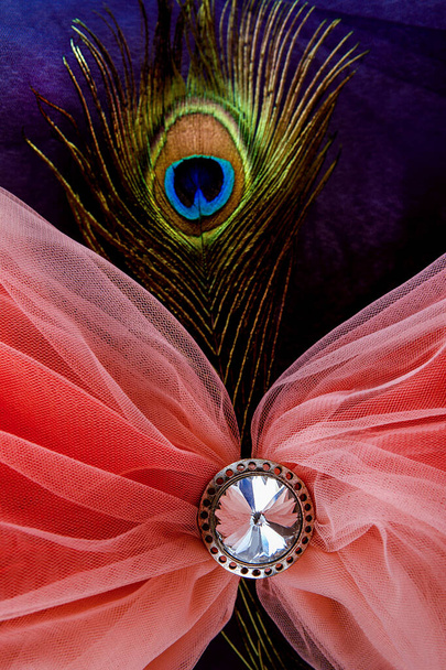 ροζ πέπλο, μακρύ δαχτυλίδι, παλιό μέταλλο, κοστούμι κοσμήματα, κρύσταλλο από γυαλί, παγώνι φτερό μπλε πράσινο - Φωτογραφία, εικόνα