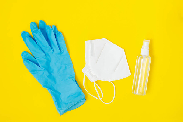 Opravné prostředky proti virovým infekcím: lékařské rukavice, lékařská obličejová maska, gel na dezinfekci rukou. - Fotografie, Obrázek