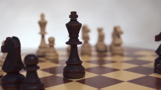 Ρουά ματ. Η λευκή βασίλισσα κερδίζει τον μαύρο βασιλιά. Σκακιέρα με κλασικά κομμάτια ξύλου. Τέλος του παιχνιδιού. - Πλάνα, βίντεο