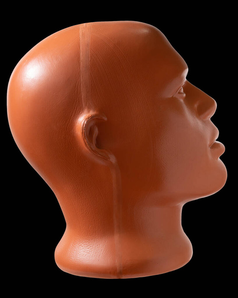 Голова Маннекіна. Brown Mannequin head profile Сторона зору. Відокремлюйтеся на чорному тлі. - Фото, зображення