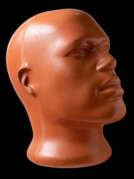 Tête de mannequin. Profil de tête de mannequin brun. Vue latérale. Isoler sur un fond noir
. - Photo, image