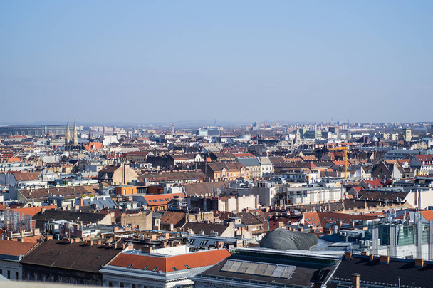 ROZPOČET, MAĎARSKO - MARCH2020. Letecký pohled náměstí s lidmi před bazilikou svatého Štěpána v Budapešti - Fotografie, Obrázek
